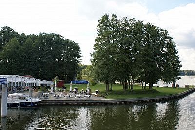 Blick auf Hafeneinfahrt und Liegewiese