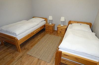 Schlafzimmer B mit zwei Einzelbetten