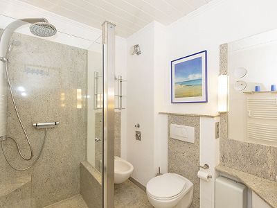 Granitbad mit WC Dusche und Bidet
