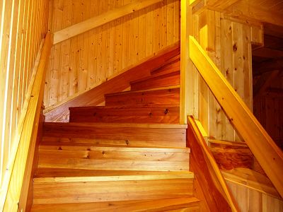 Holztreppe zum Wohnzimmer