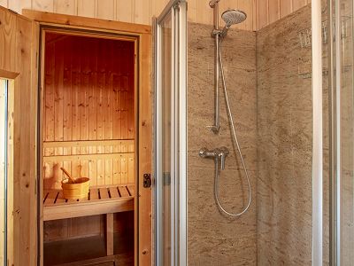 Duschbad mit Zugang zur Sauna